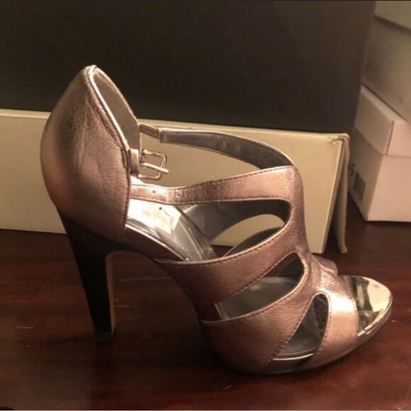 Tahari Shasta Gold Leather Stiletto Sz 6 - Picture 3 of 10